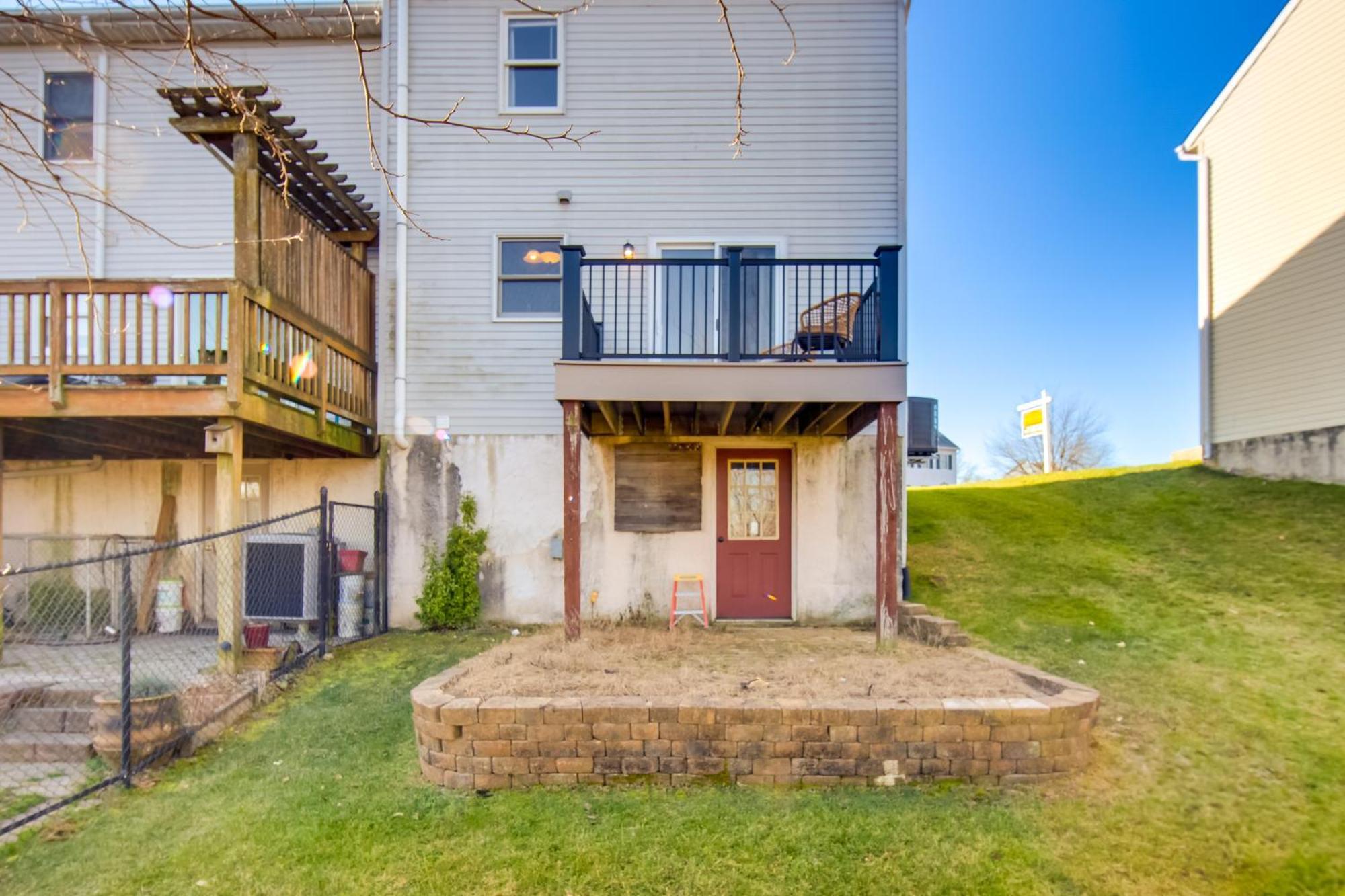 Townhome With Balcony! *