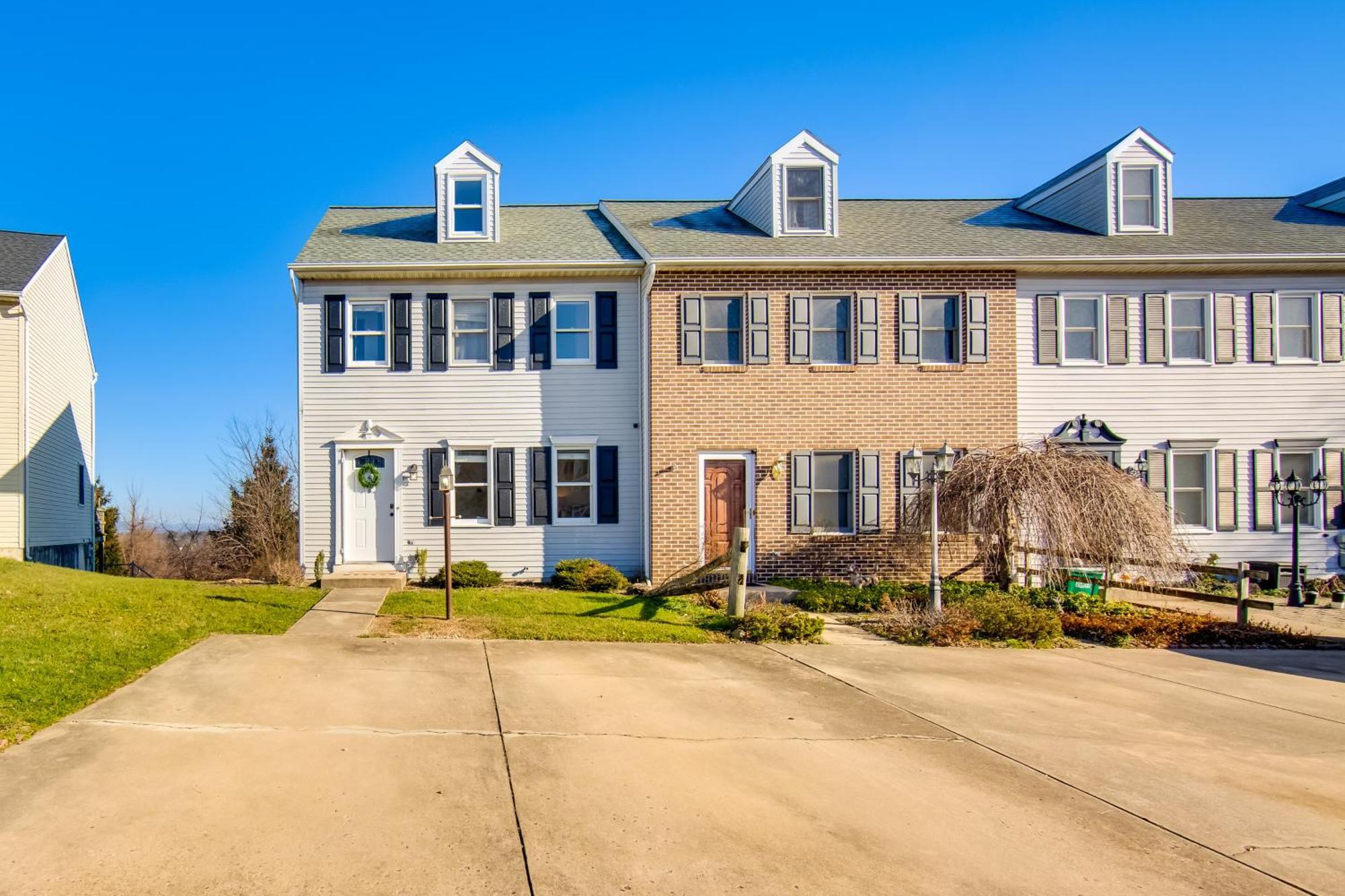 Townhome With Balcony! * Ephrata