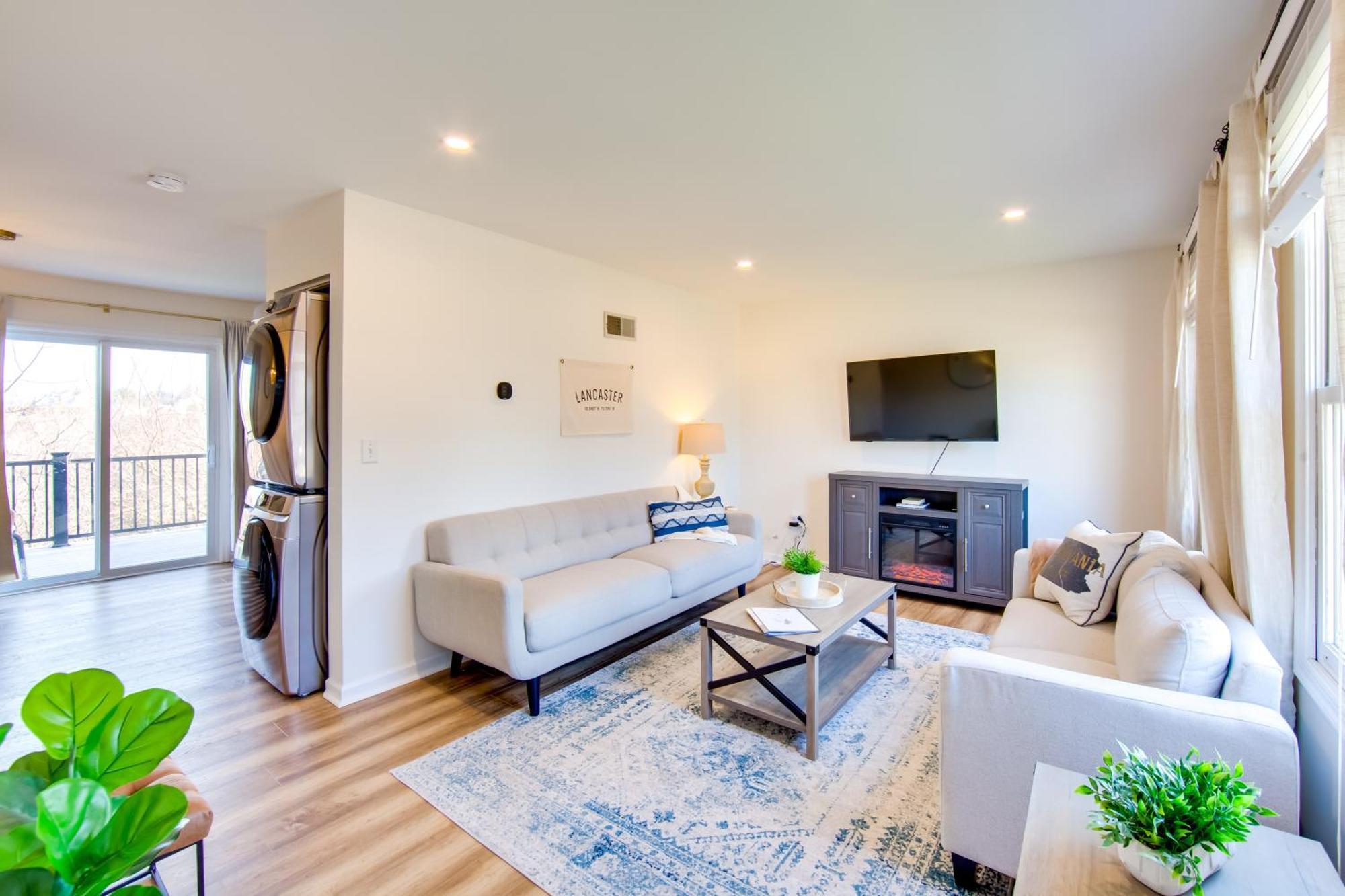 Townhome With Balcony! Ferienhaus *