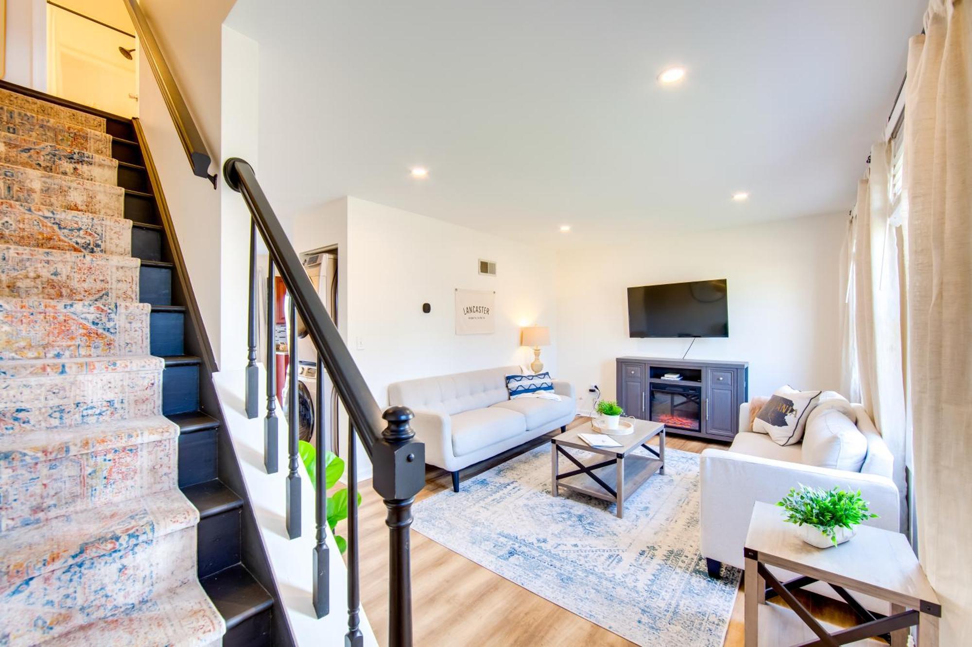 Townhome With Balcony! Ferienhaus *