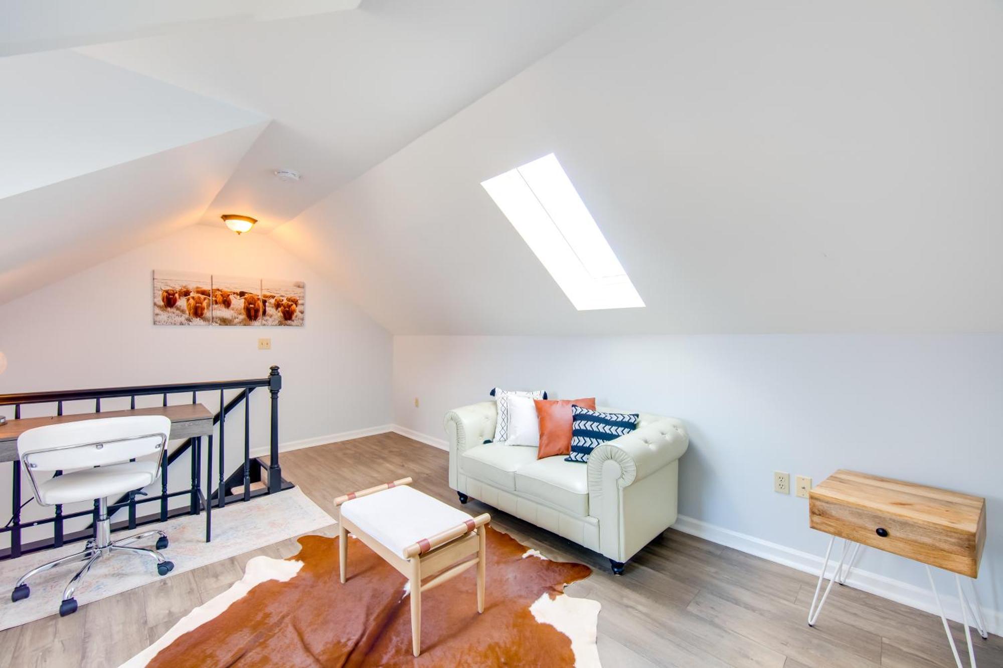 Townhome With Balcony! *