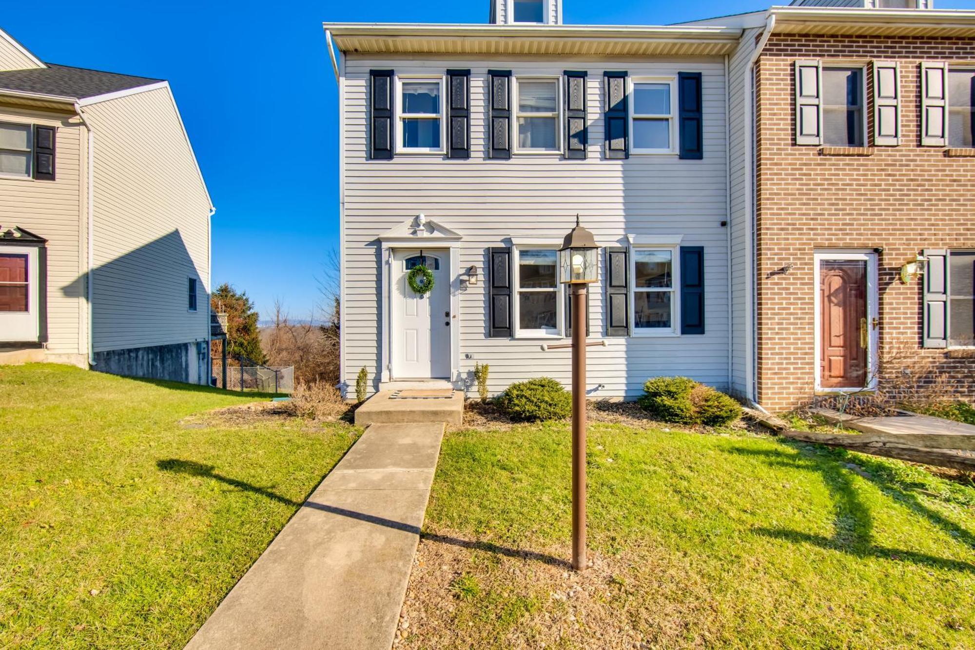 Townhome With Balcony! Ferienhaus
